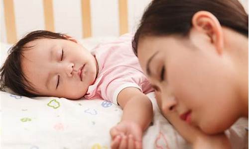 婴儿晚上睡觉时应该如何穿衣？