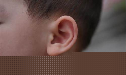 新生儿总是抓耳朵是怎么回事？