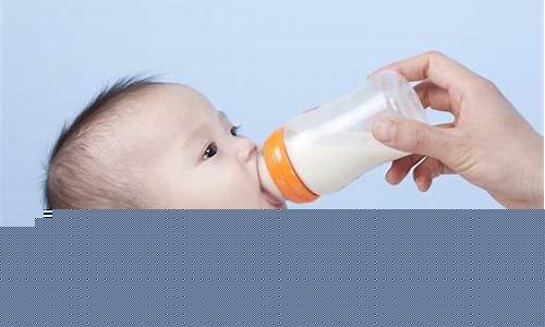 新生儿喝母乳的频率是多少？