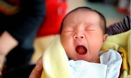 婴儿为什么会吃奶时拉屎？